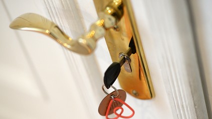 Ein Schlüsselanhänger mit Airbnb-Logo