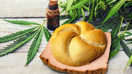 Eine Leberkässemmel inmitten von Hanfblättern