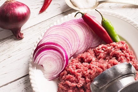 Rohes gehacktes Lamm mit Zwiebeln und Pepperoni