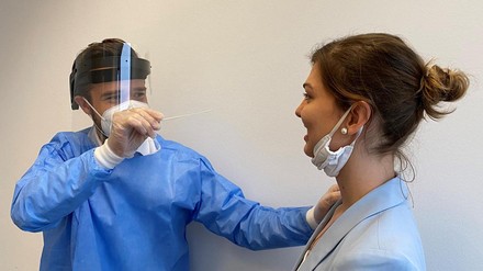 Corona-Schnelltest bei einer Hotelmitarbeiterin der AHORN Hotels & Resorts
