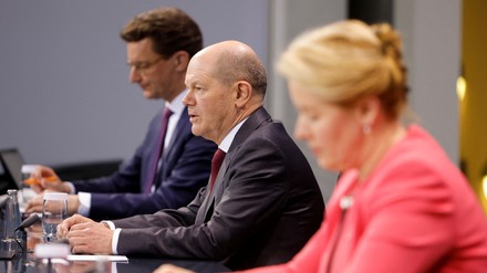 Bundeskanzler Olaf Scholz, der nordrhein-westfälische Ministerpräsident Hendrik Wüst und die Berliner Bürgermeisterin Franziska Giffey geben nach einem Treffen der 16 Staats- und Regierungschefs der Bundesländer mit dem Bundeskanzler zur Bekämpfung des Coronavirus eine Pressekonferenz. (Foto: © picture alliance/dpa/Reuters/Pool | Michele Tantussi)