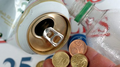 Zerquetschte Dose und Euromünzen