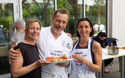 Christian und Silvia Petz beim Kochen in einer Obdachloseneinrichtung