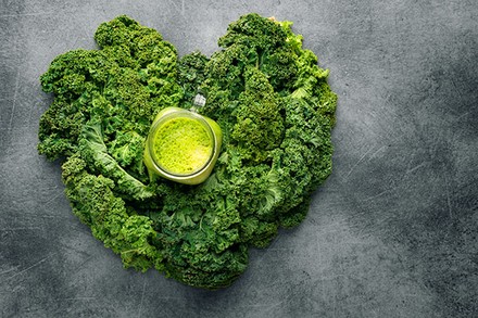 Ein grüner Smoothie inmitten frischen Grünkohls