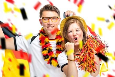 Zwei jubelnde deutsche Fußballfans