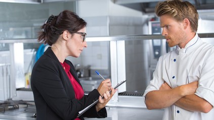 Eine Lebensmittelkontrolle in einem Betrieb