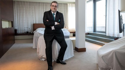 Dirk Iserlohe in einem Hotelzimmer