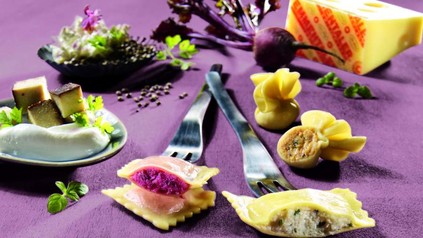 Diverse Zutaten und die fertige Superfood Pasta