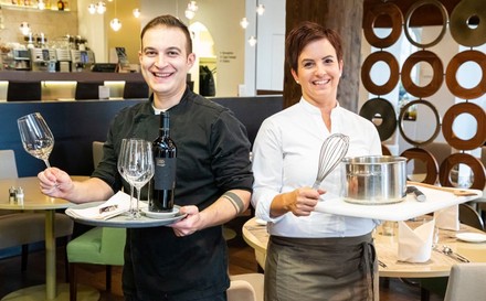 Koch als Kellner, Kellnerin als Köchin