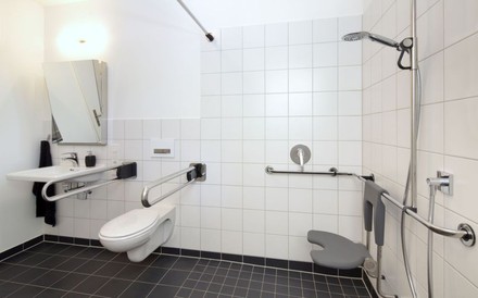Eine Behindertentoilette von innen