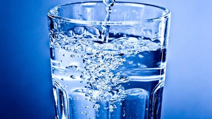Sprudelwasser in Glas