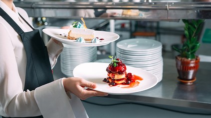 Eine kellnerin beim Servieren