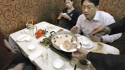 Asiaten bekommen Essen serviert