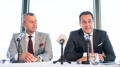 Norbert Hofer und H.C. Strache sprechen an einem Rednerpult