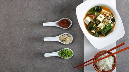 Kombuessenz mit Tofu und Shiitake Pilzen
