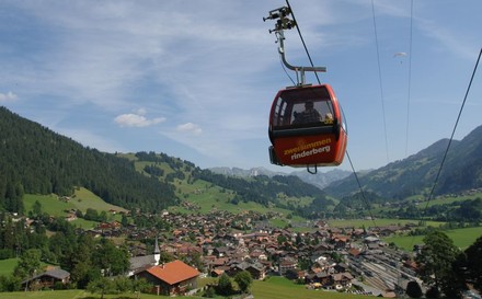 Blick auf Gstaad im Sommer