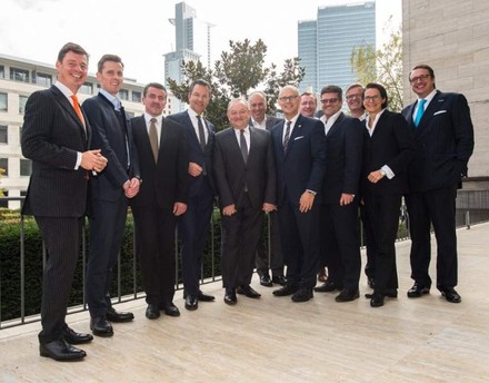 Einige Personen in Businesskleidung auf einem Gruppenfoto