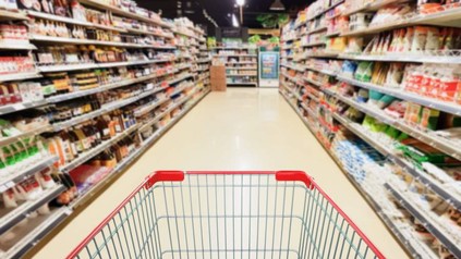 Ein leerer Einkaufswagen in einem Supermarkt