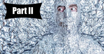 Mann in Alufolie eingewickelt