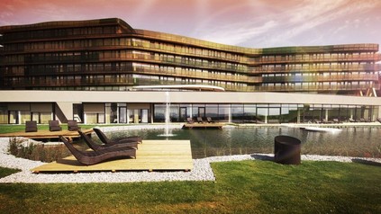 Ein modernes Hotel mit Teich von außen