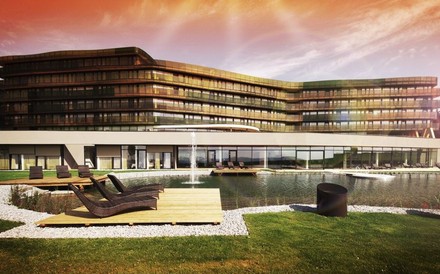 Ein modernes Hotel mit Teich von außen