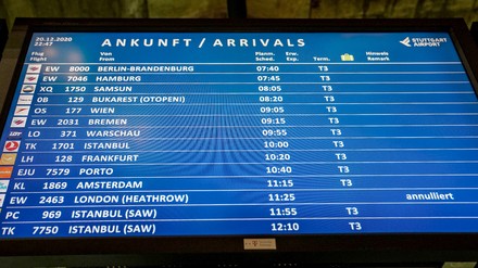 Anzeigentafel am Flughafen Stuttgart mit annulliertem Flug aus London