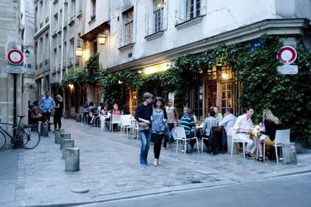 Eine Gasse mit einem Café mit Außenbereich in Paris