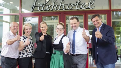 (v.l.): Peter Makula (Landesausbildungsreferent für Tourismusberufe), Kathrin Nußbaumer (Bundestrainerin für Service), Dagmar Gietmann (Direktorin Parkhotel Pörtschach), Michaela Ehgartner, Erwin Schurtl (Restaurantleiter und Ausbildner im Parkhotel Pörtschach) und Jürgen Mandl (Präsident Wirtschaftskammer Kärnten)