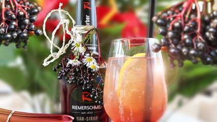 Ein Holunder-Rhabarber-Spritz