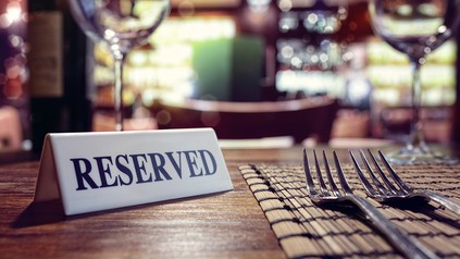 Ein Reserviert-Schild auf ei9nem Restaurant-Tisch