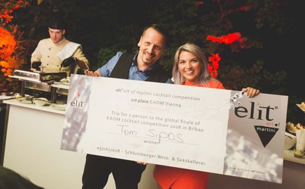 Natascha Rauchwarter und Tom Sipos halten ein Schild hoch, das Tom Sipos als Sieger der elite art of martini-competition auszeichnet