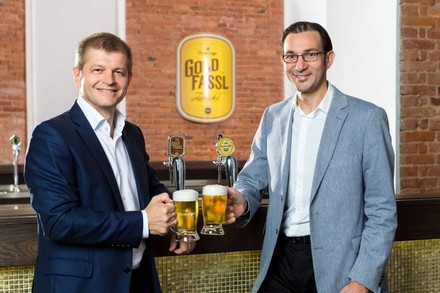 Zwei Männer stoßen mit Ottakringer Bier an