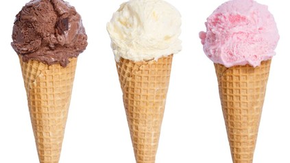 Drei Eiswaffeln mit einer Kugel Schokoladen-, Vanille- und Erdbeereis
