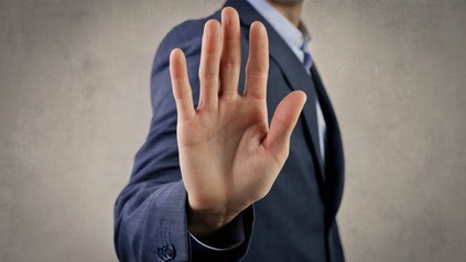Mann signalisiert "stopp" mit seiner Hand