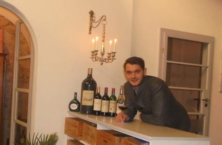 Fritz Schöpf mit Rotwein