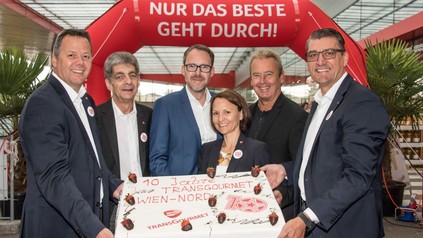 Udo Huber, Sascha Krammer, Andreas Draganits, Manfred Mladosevits, Bettina Fleiss und Leopold Bayrleitner bei der Jupiläumsfeier von Transgourmet Wien-Nord