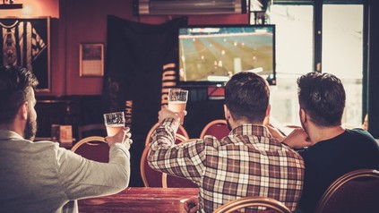 Männer vor Fernseher