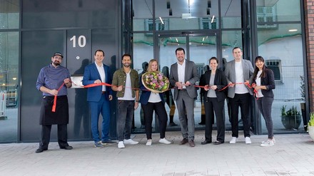 General Manager Julian Gaus (4.v.r.) freut sich gemeinsam mit seinem Team auf die ersten Gäste. (Foto: © Adina Hotels)