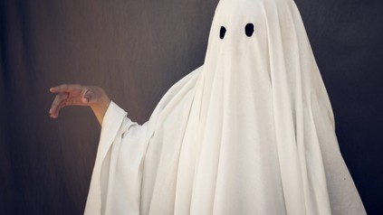 Weißer Geist auf grauem Hintergrund