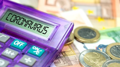 Taschenrechner mit der Aufschrift Coronavirus auf Geldscheinen