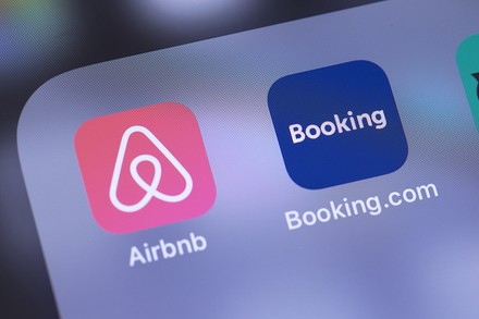 Die Logos von Airbnb und Booking.com