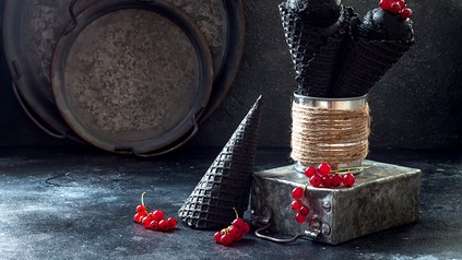 Eine schwarze Eiscreme in einer schwarzen Waffel