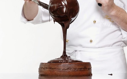 Sacher-Torte wird gemacht