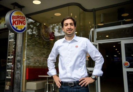 Carlos Baron vor einer Burger King Filiale