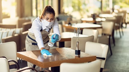 Eine Kellnerin im Restaurant