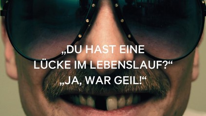 Ein Mann mit Zahnlücke und Sonnenbrille vor dem in weißer Schrift steht Du hast eine Lücke im Lebenslauf? Ja, war geil