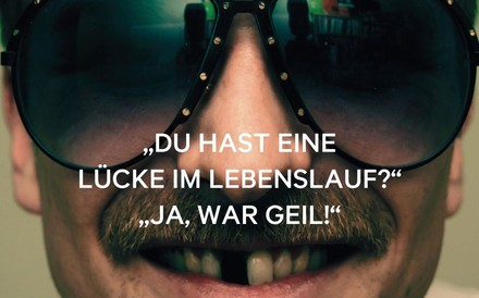 Ein Mann mit Zahnlücke und Sonnenbrille vor dem in weißer Schrift steht Du hast eine Lücke im Lebenslauf? Ja, war geil