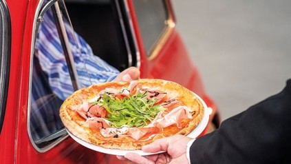Autofahrer lässt sich eine Pizza ins Auto liefern