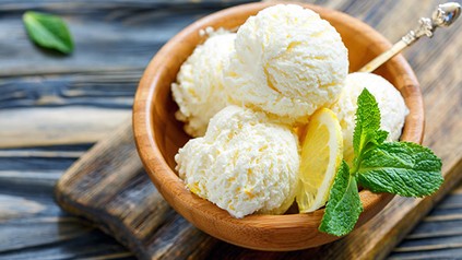 Buttermilch Zitroneneis mit Minze in einer Holzschüssel