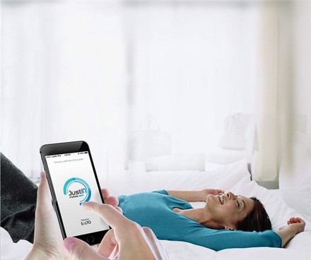 Lachende Frau auf Bett JustIN